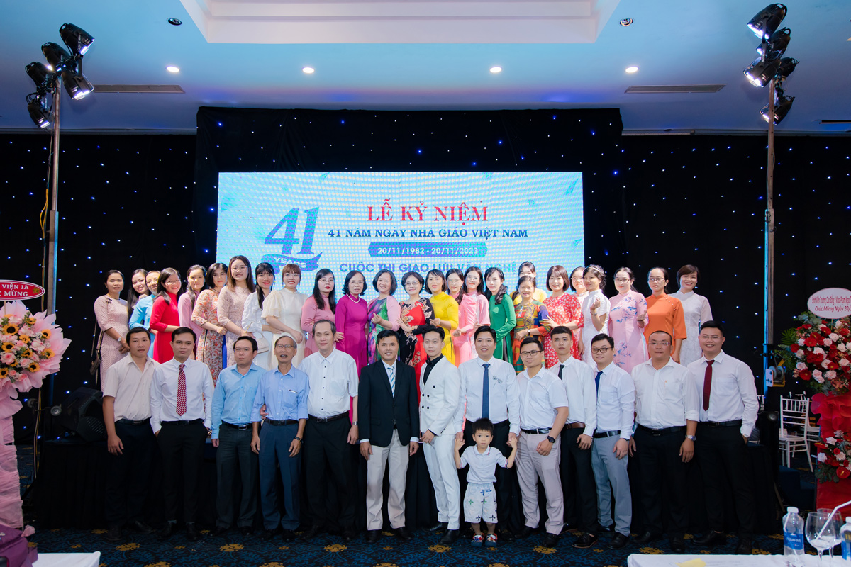 Các Thầy Cô giáo tới tham dự buổi Lễ Kỷ niệm 41 năm ngày Nhà giáo Việt Nam 20/11/2023