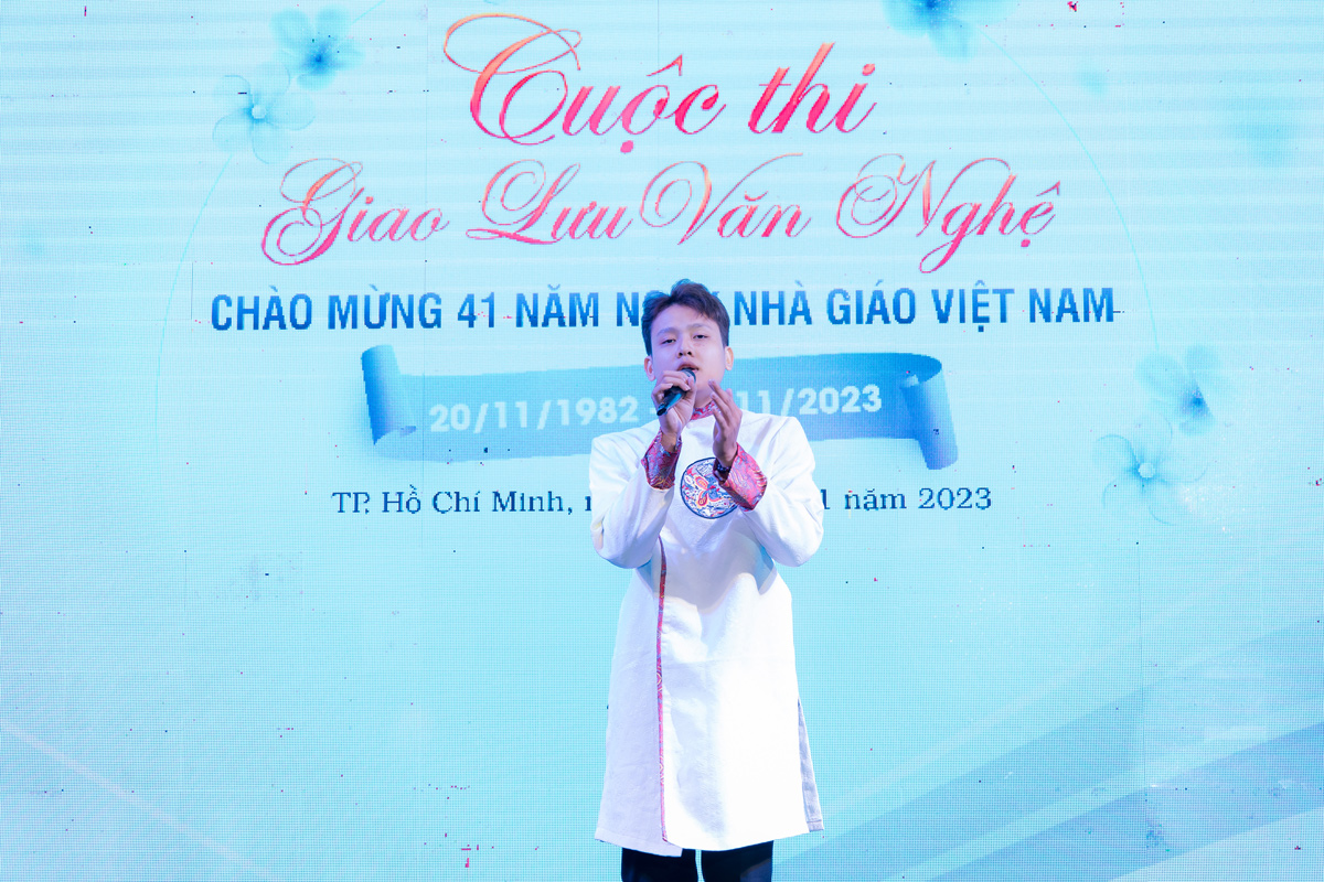 Bạn Dương Hồ Nhật Nam thể hiện ca khúc Việt Nam tôi