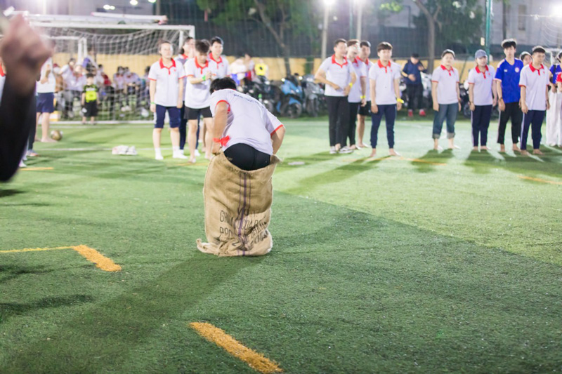 Sinh viên trường Cao đẳng Y Khoa Phạm Ngọc Thạch đang thi nhảy bao bố tiếp sức
