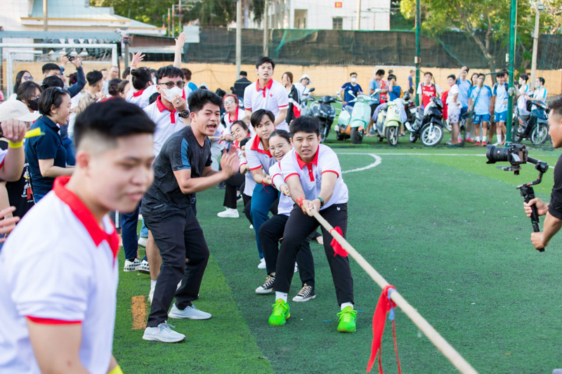 Các bạn sinh viên Cao đẳng Y Khoa Phạm Ngọc Thạch tham gia trò chơi kéo co
