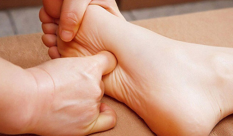 Massage, bấm huyệt bàn chân mang lại nhiều lợi ích cho sức khỏe con người  