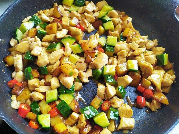 Thực đơn ăn keto đơn giản với món ức gà nấu bí ngòi xanh