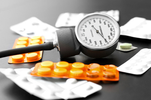 Dùng thuốc điều trị tăng huyết áp cần theo dõi các tác dụng phụ.