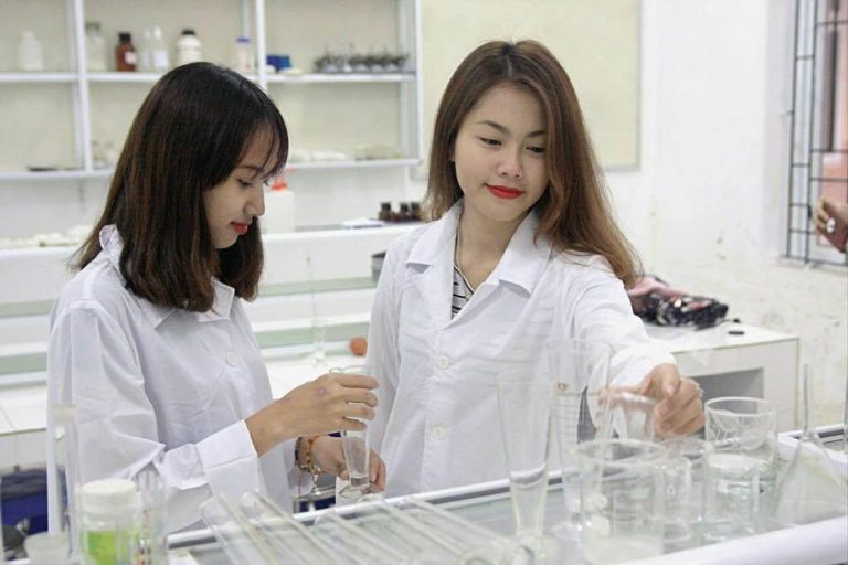 Sinh viên Cao đẳng Dược học trong giờ thực hành