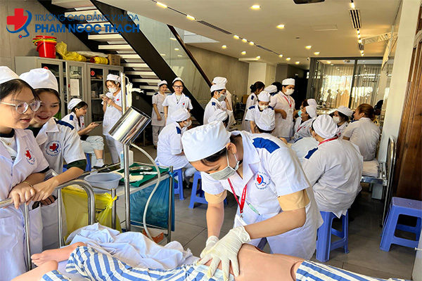 Sinh viên Trường Cao đẳng Y khoa Phạm Ngọc Thạch thực tập Điều dưỡng tại Bệnh viện