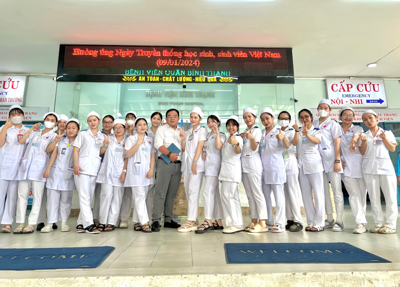 Sinh viên Y sĩ đa khoa đi thực tập tại Bệnh viện Bình Thạnh