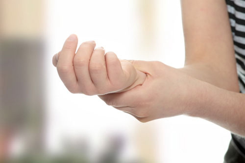 Triệu chứng đau khớp cổ tay sau khi sinh thường gặp
