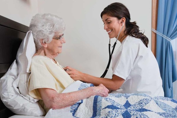 Điều dưỡng chăm sóc người cao tuổi học những gì?