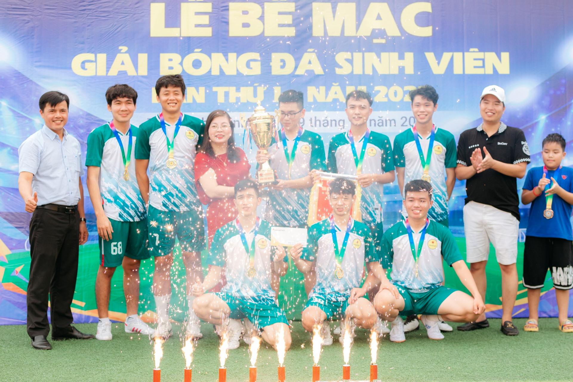 Hình ảnh trao giải cho đội Vô địch giải bóng đá sinh viên Trường Cao đẳng Y Khoa Phạm Ngọc Thạch