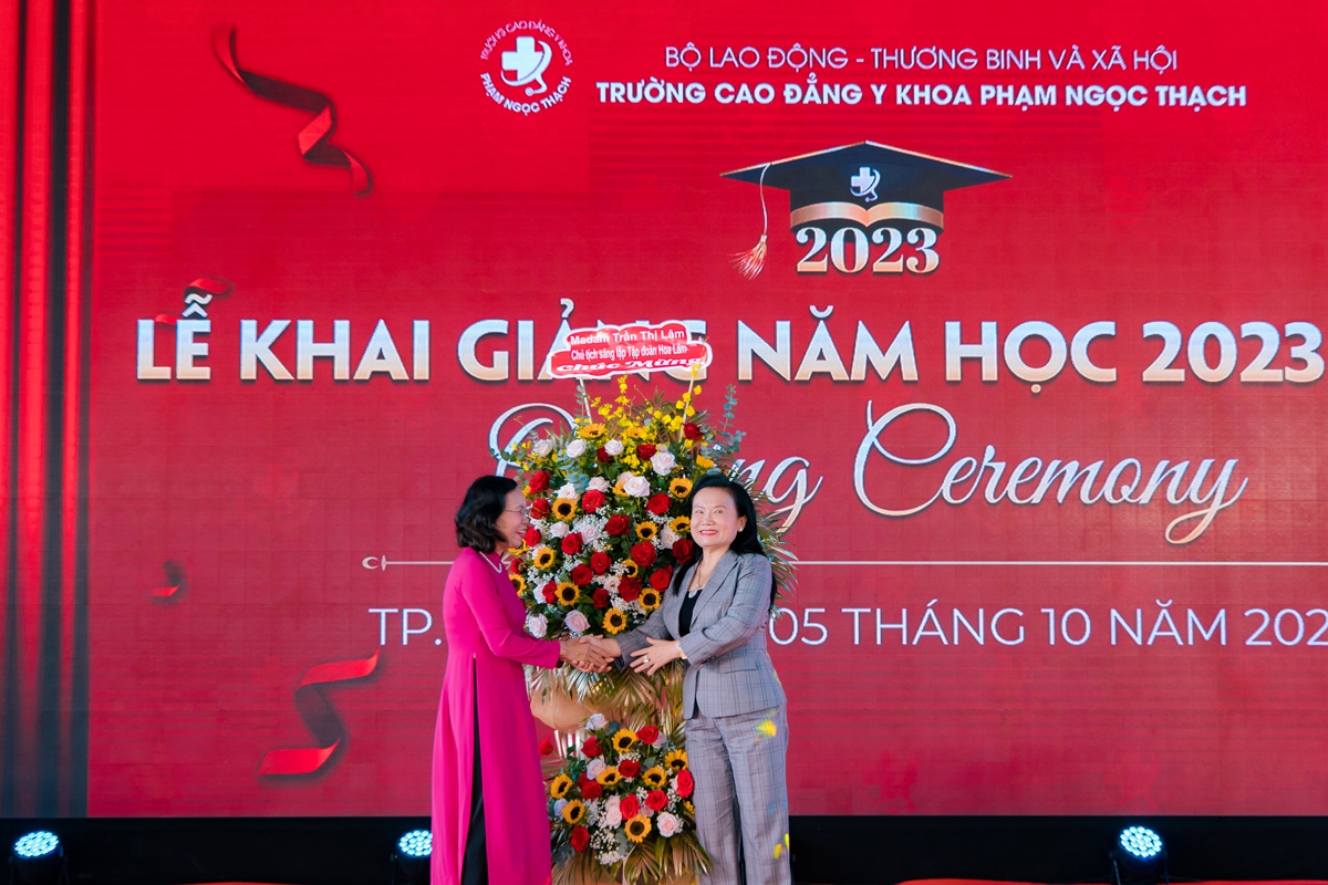 Chủ tịch Tập đoàn Hoa Lâm Trần Thị Lâm tặng hoa cho nhà trường