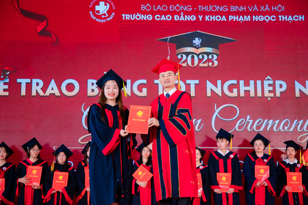 TS. Bùi Văn Tự trao bằng tốt nghiệp cho sinh viên