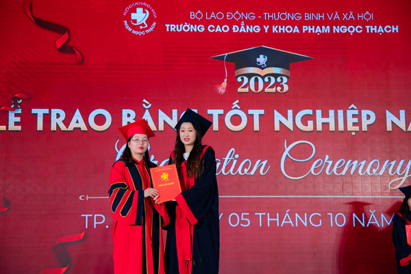 Cô Nguyễn Thị Nhàn trao bằng tốt nghiệp