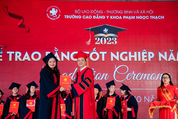 Phó hiệu trưởng Trường Cao đẳng Y khoa Phạm Ngọc Thạch thầy Nguyễn Thành Quân trao bằng tốt nghiệp
