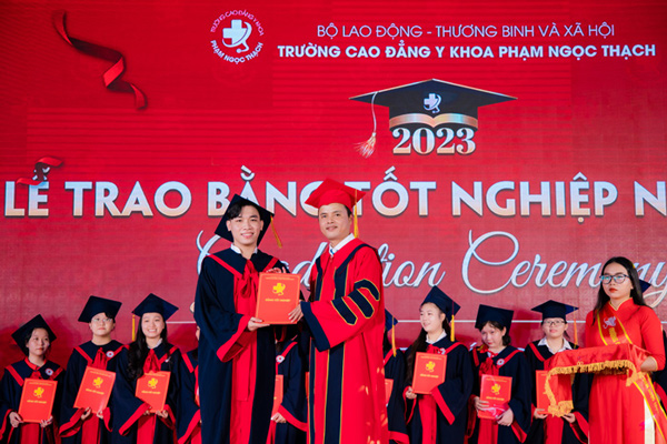 Thầy Nguyễn Thành Quân trao bằng tốt nghiệp cho sinh viên