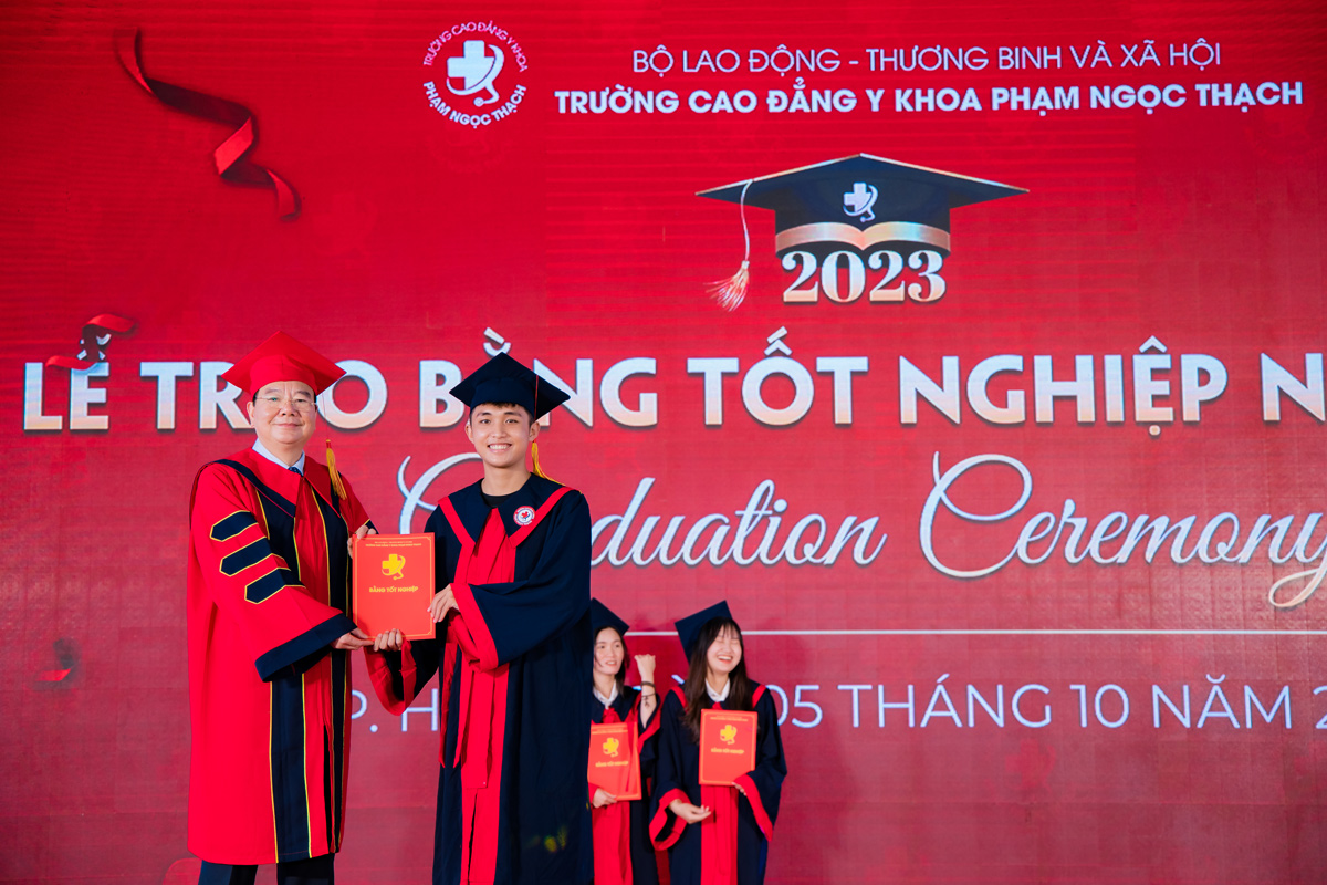 Thầy PGS. TS. BS Nguyễn Văn Cường trao bằng cho sinh viên