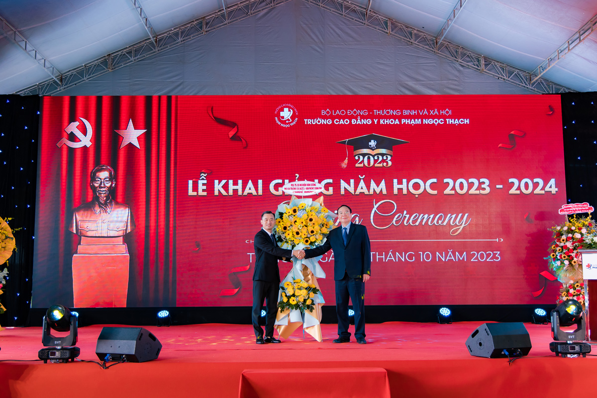Thầy PGS. TS Bác sĩ Nguyễn Văn Cường tặng hoa nhà trường lễ khai giảng 2023 - 2024
