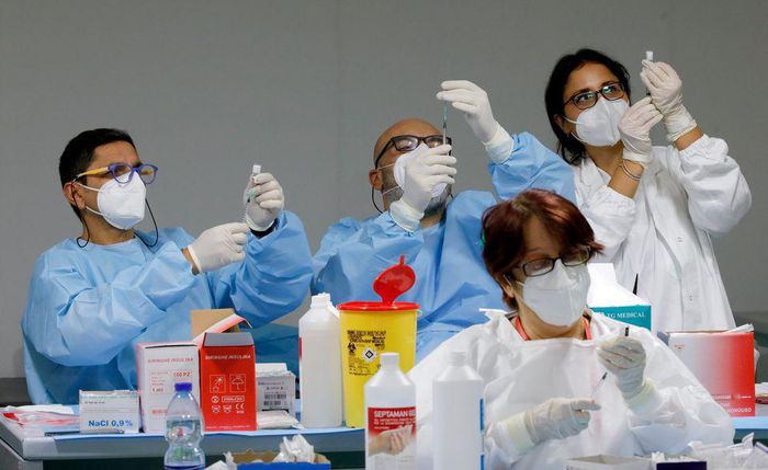 Nhân viên y tế đang chuẩn bị tiêm vaccine Pfizer-BioNTech tại một trung tâm tiêm chủng ở Naples, Italy
