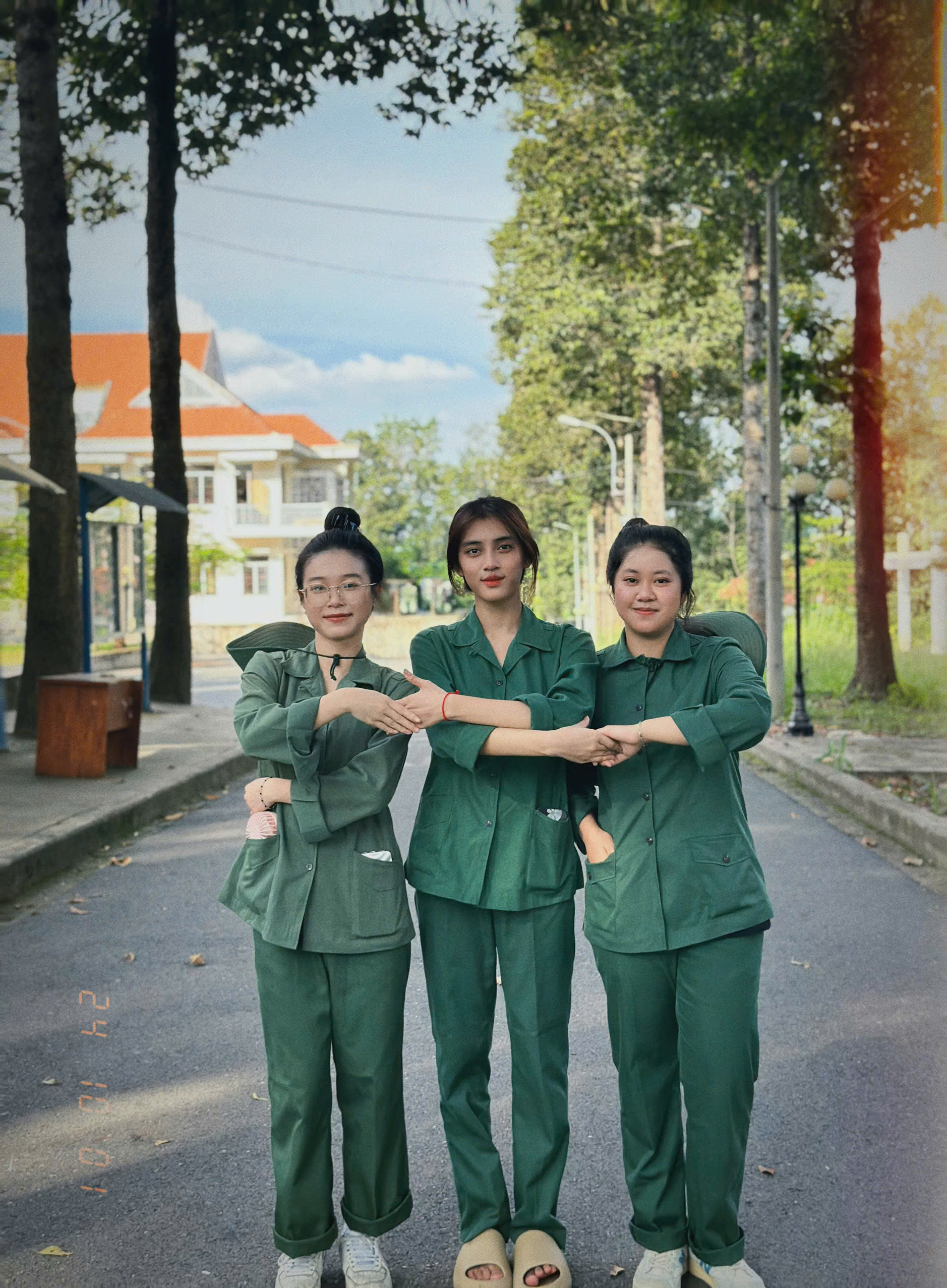 Hình ảnh 3 bạn gái SV CBK đi học quân sự 2024