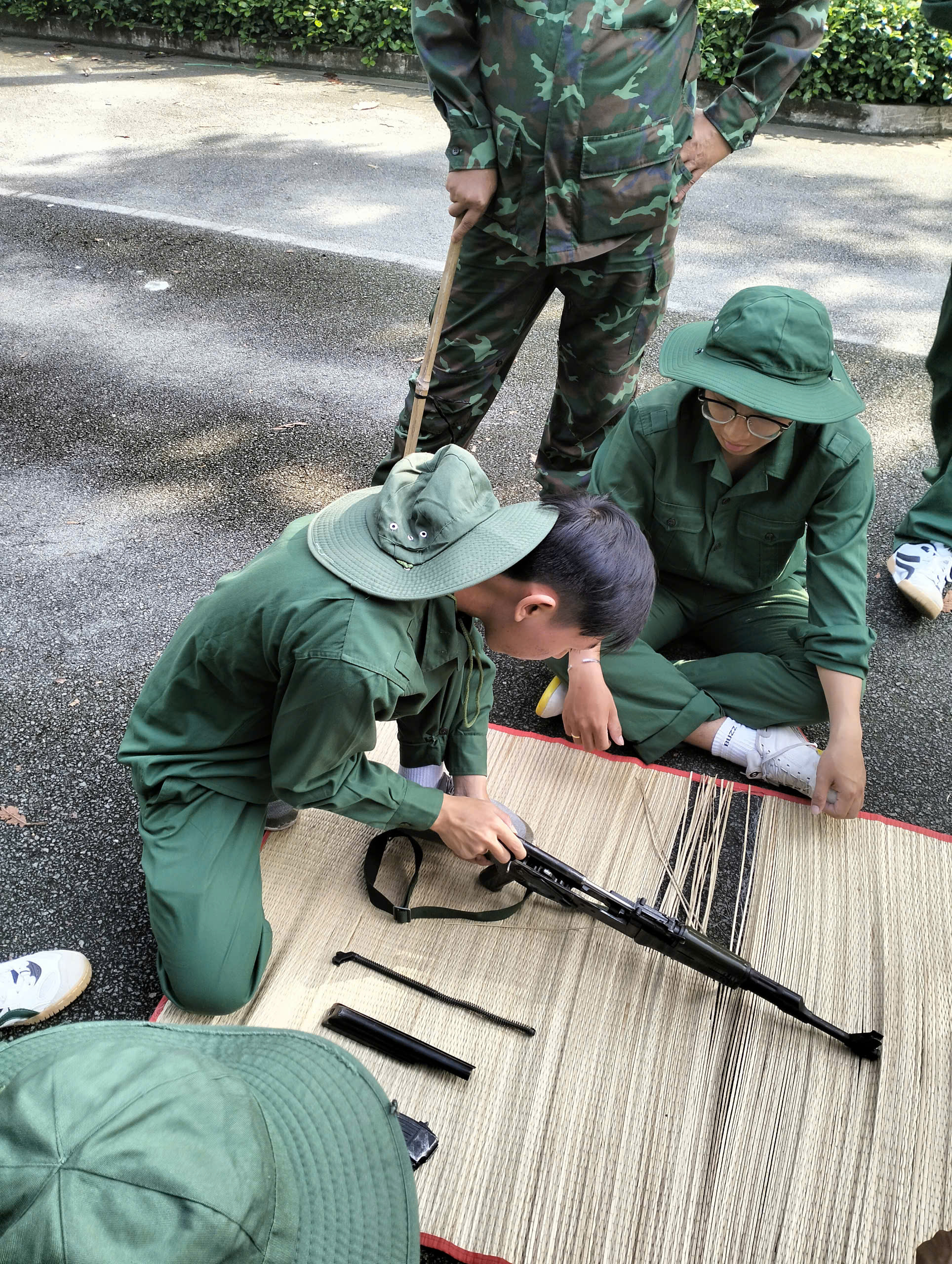 SV Y Khoa Phạm Ngọc Thạch học lắp, tháo và bắn súng trên thao trường