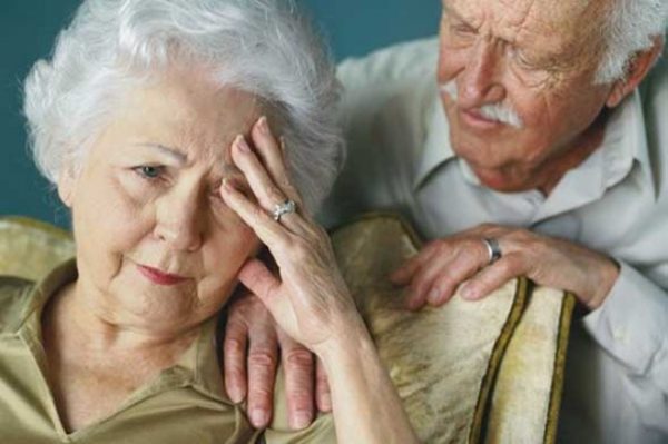 Bệnh Alzheimer ảnh hưởng sức khỏe và sinh hoạt người bệnh