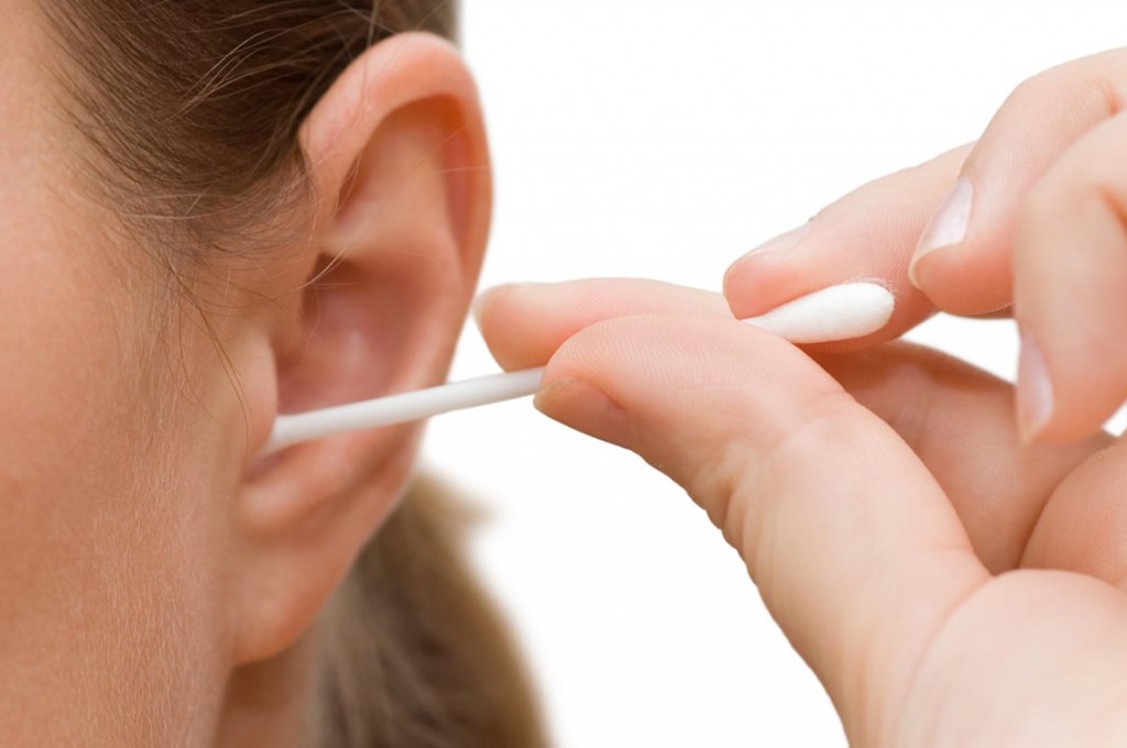 Tránh dùng bông ngoáy tai khiến cho tình trạng viêm nghiêm trọng hơn