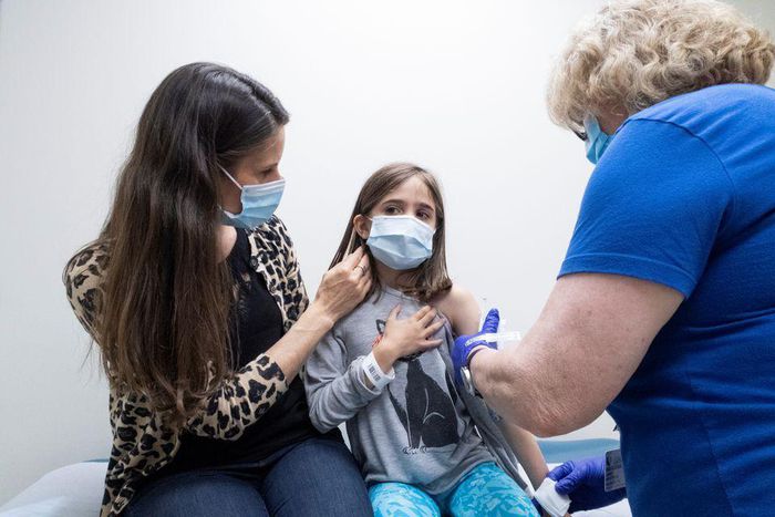 Bé gái 9 tuổi tiêm mũi 2 vaccine Pfizer trong một thử nghiệm lâm sàng vaccine Covid-19 cho trẻ em ở Mỹ.