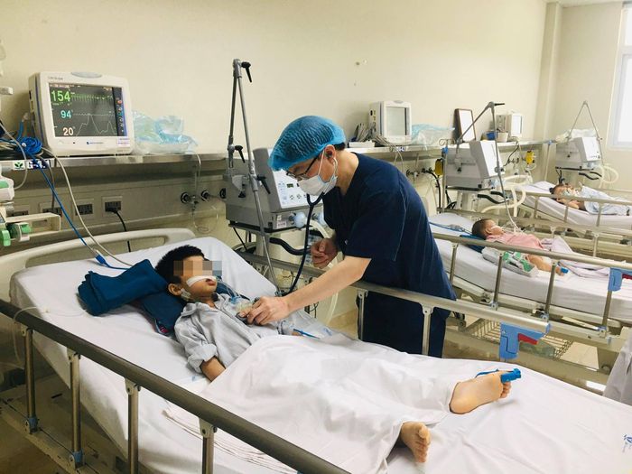 Bệnh nhi viêm não Nhật Bản đang được chăm sóc tại khoa Điều trị tích cực, Trung tâm Bệnh Nhiệt đới