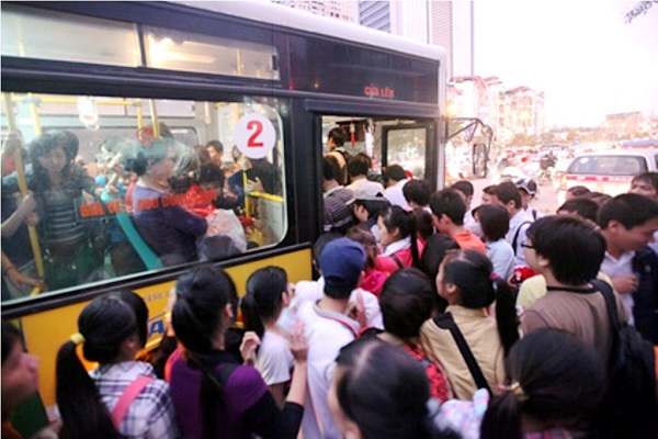 Tân sinh viên đại học dễ bị móc túi ở những nơi đông người như điểm xe Bus