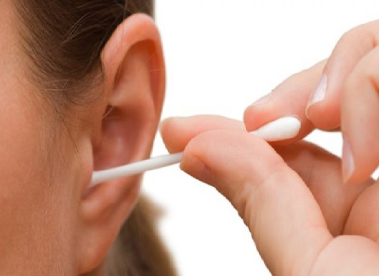 Thường xuyên sử dụng tăm bông để ngoáy tai cũng là thói quen gây hại sức khỏe