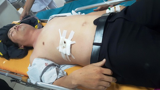 Thầy giáo bị học sinh đâm đang cấp cứu tại Bệnh viện Việt Nam