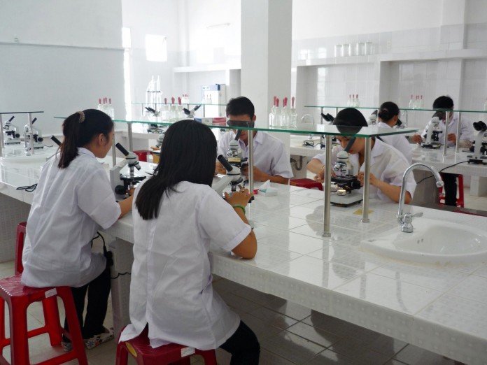 Sinh viên trong giờ thực hành tại trường