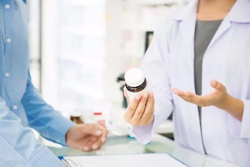 Đưa ra tư vấn cho khách hàng khi bán thuốc không kê đơn