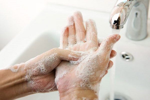Cần phải rửa sạch tay trước khi dùng thuốc Canesten