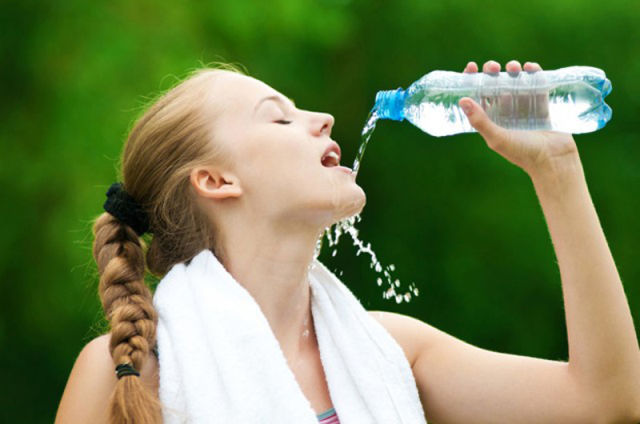 Uống quá nhiều nước khi tập thể dục ảnh hưởng đến sức khỏe