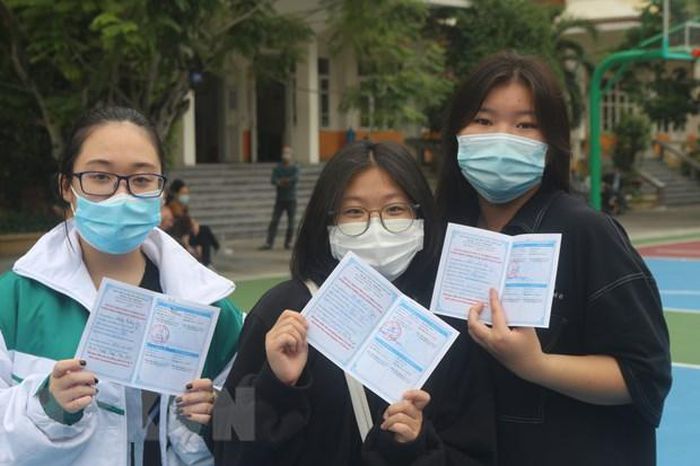 Học sinh tại Hạ Long, Quảng Ninh được cấp chứng nhận đã tiêm vaccine.