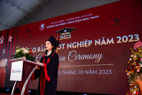 Bạn Trần Thị Ngọc Vàng - Thủ khoa ngành Dược chia sẻ trong lễ tốt nghiệp năm 2023
