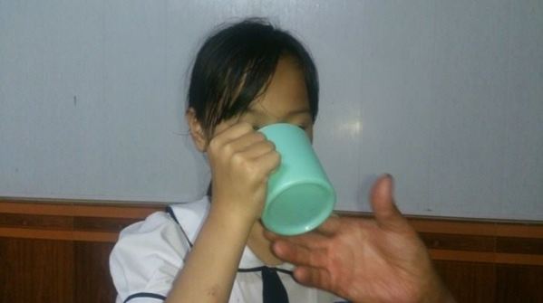 P.A tái diễn lại sự việc cô giáo bắt uống nước bẩn