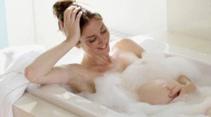 Tắm nước nóng có tốt không? Những lưu ý khi tắm nước nóng?