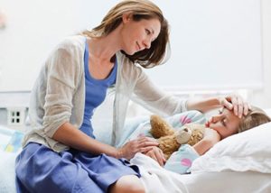 Trẻ bị sốt tay chân lạnh có nguy hiểm không? Cách điều trị như thế nào?