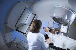 Xạ trị và hóa trị cái nào nặng hơn? Một số lưu ý khi xạ trị