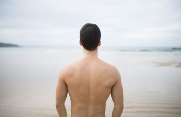 Mụn lưng ở nam do nhiều nguy&ecirc;n nh&acirc;n kh&aacute;c nhau