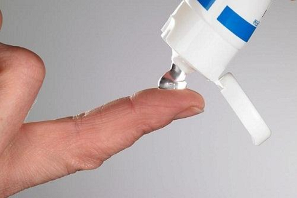 Dùng kem trị mụn Klenzit C hay Klenzit MS tuân thủ theo chỉ định của bác sĩ