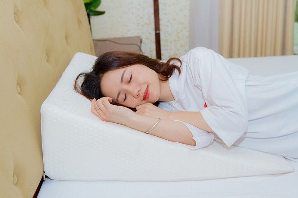 Sử dụng gối nêm giúp ngăn ngừa buồn nôn khi đánh răng