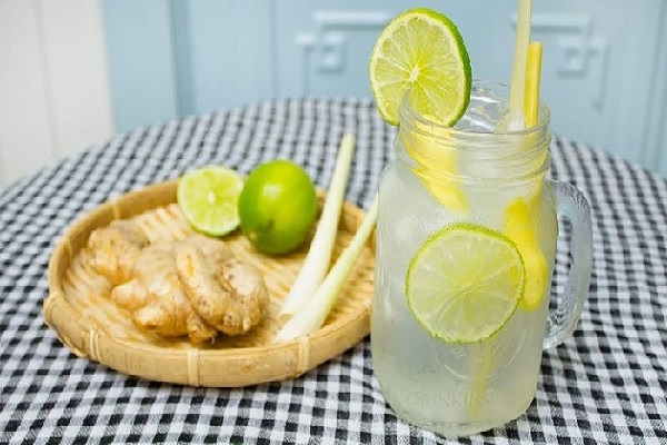 Cốc nước chanh sả gừng mỗi ng&agrave;y thanh lọc cơ thể