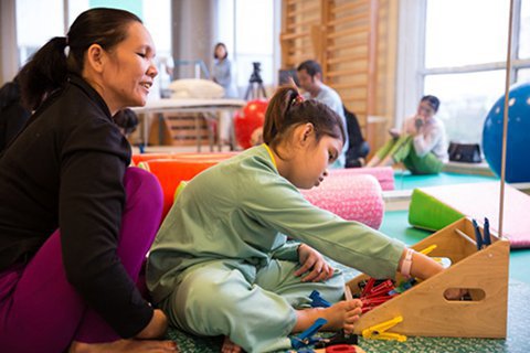 Chăm s&oacute;c trẻ bị bại n&atilde;o kết hợp phục hồi chức năng hợp l&yacute;