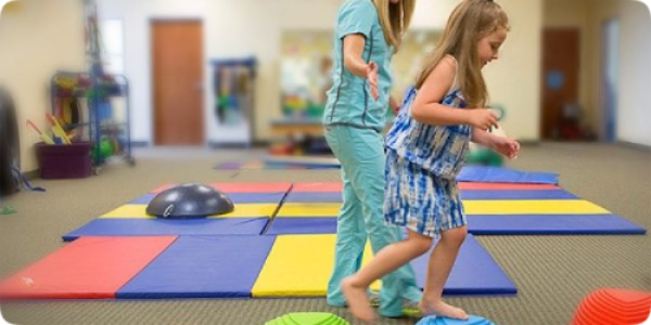 Trẻ bị bại n&atilde;o c&oacute; khiếm khuyết về thể chất