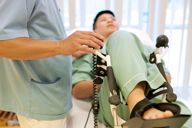 Thực hiện phục hồi chức năng g&atilde;y xương ch&agrave;y cho người bệnh