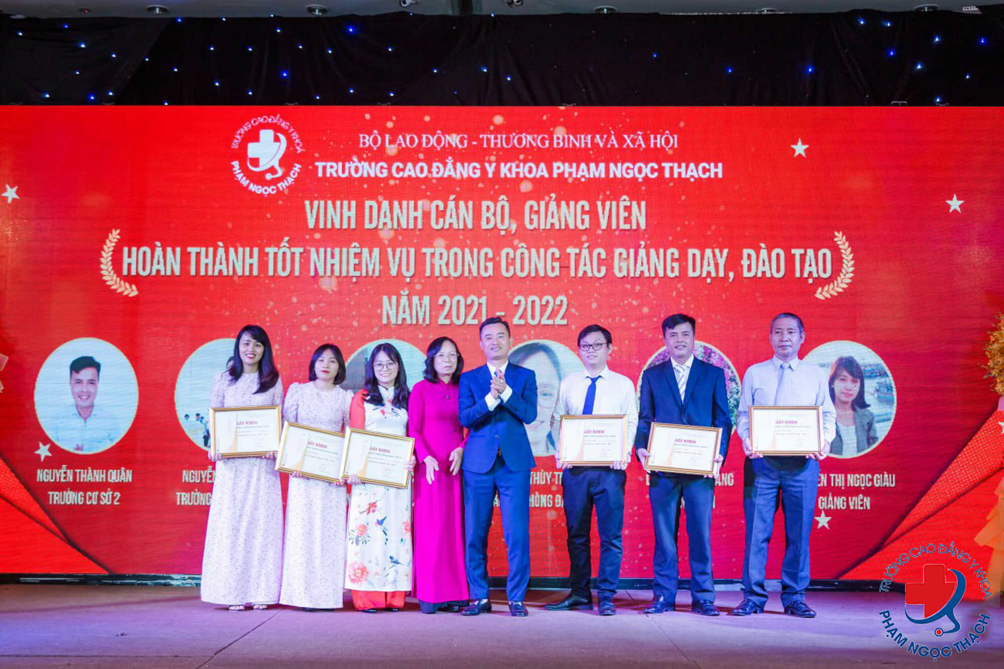 Khen thưởng c&aacute;n bộ, giảng vi&ecirc;n c&oacute; th&agrave;nh t&iacute;ch xuất sắc trong c&ocirc;ng việc
