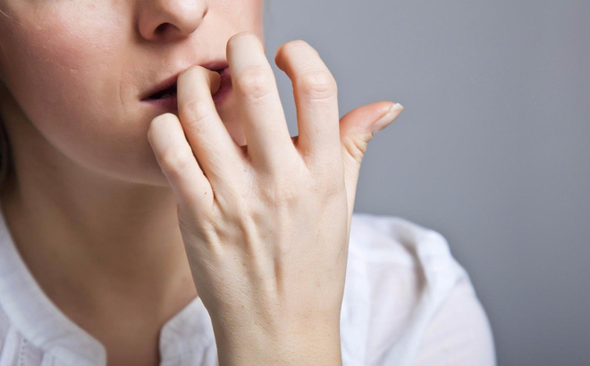 Cắn m&oacute;ng tay l&agrave; th&oacute;i quen c&oacute; hại cho sức khỏe