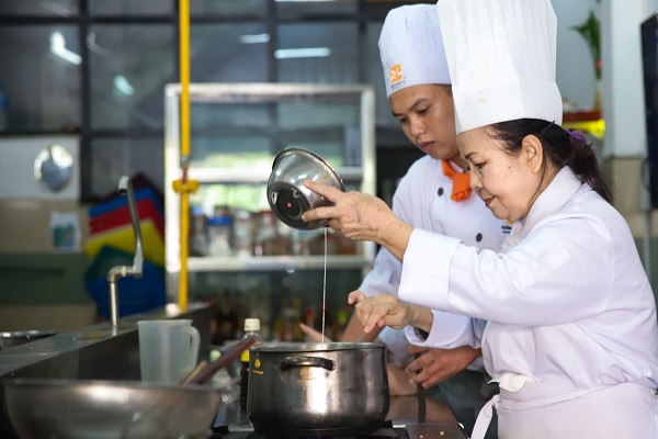Nghề đầu bếp kh&ocirc;ng ph&acirc;n biệt tuổi t&aacute;c m&agrave; c&ograve;n mang đến nhiều cơ hội